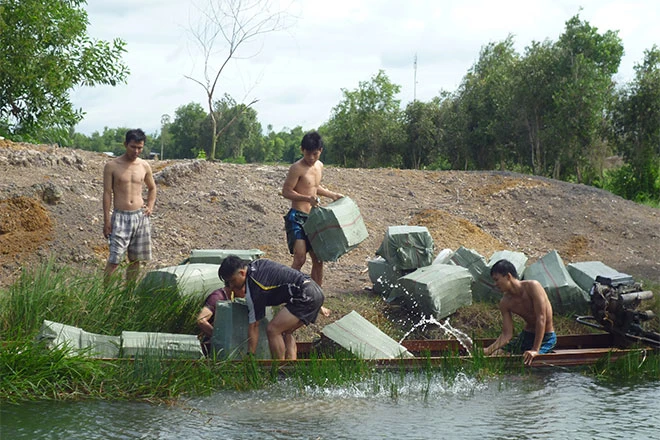 Mật phục dưới kênh, tổ công tác Đồn biên phòng Mỹ Quý Tây bắt được nhiều thuốc lá lậu. Mật phục dưới kênh, tổ công tác Đồn biên phòng Mỹ Quý Tây bắt được nhiều thuốc lá lậu.