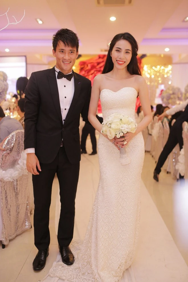Công Vinh hôn Thủy Tiên trong lễ thành hôn