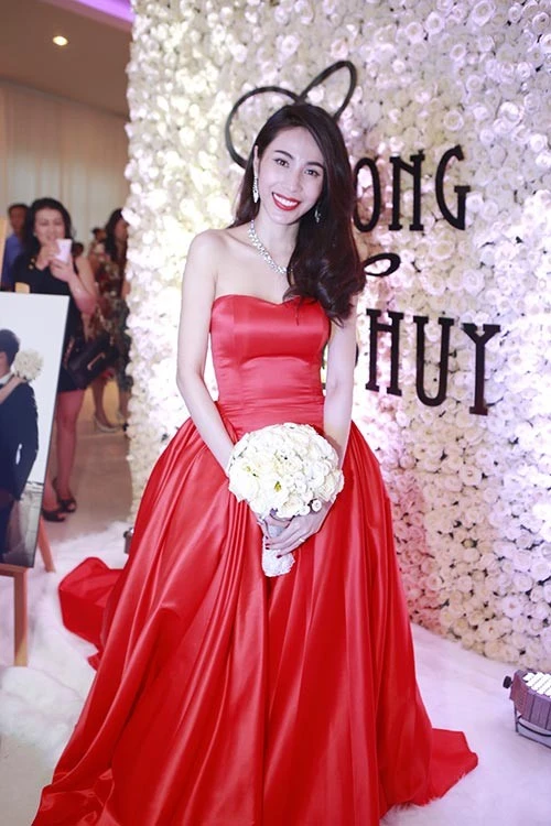 Công Vinh hôn Thủy Tiên trong lễ thành hôn