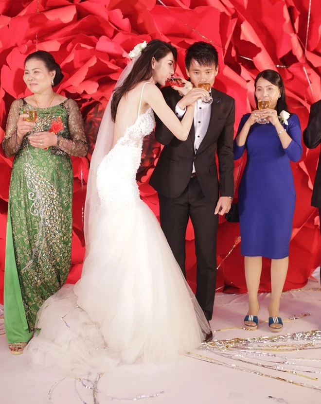 Công Vinh hôn Thủy Tiên trong lễ thành hôn