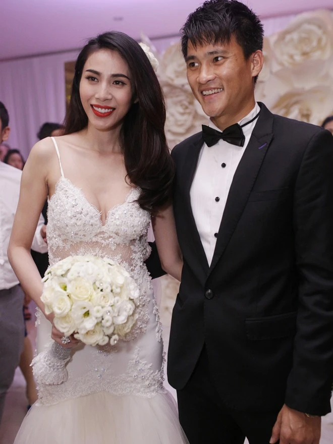 Công Vinh hôn Thủy Tiên trong lễ thành hôn