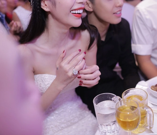 Công Vinh hôn Thủy Tiên trong lễ thành hôn