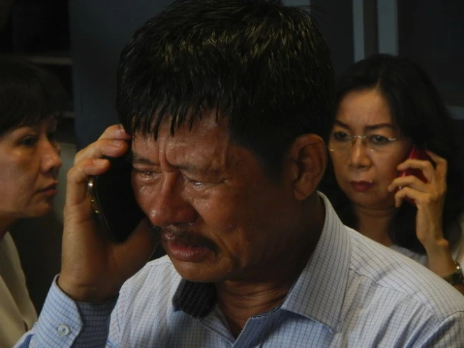 Người đàn ông bật khóc vì trông ngóng tin người thân- Ảnh: Reuters