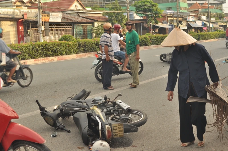 Say rượu, chạy ngược chiều tông hai mẹ con bị thương nặng ảnh 3 Say rượu, chạy ngược chiều tông hai mẹ con bị thương nặng ảnh 3