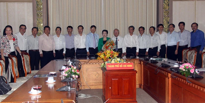 Lãnh đạo Thành ủy, UBND TP.HCM chụp hình lưu niệm với lãnh đạo Học viện Cán bộ TP.HCM - Ảnh: Quang Khải Lãnh đạo Thành ủy, UBND TP.HCM chụp hình lưu niệm với lãnh đạo Học viện Cán bộ TP.HCM - Ảnh: Quang Khải