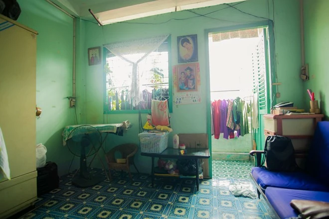 Căn nhà của Diễm Trinh nằm trên tầng 4 của một chung cư cũ tại quận 5, là nơi sinh hoạt của 6 người. Căn nhà của Diễm Trinh nằm trên tầng 4 của một chung cư cũ tại quận 5.