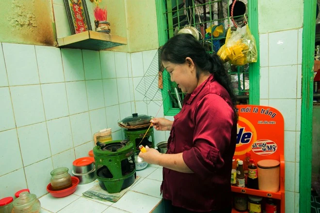 Căn bếp đơn sơ của gia đình. f