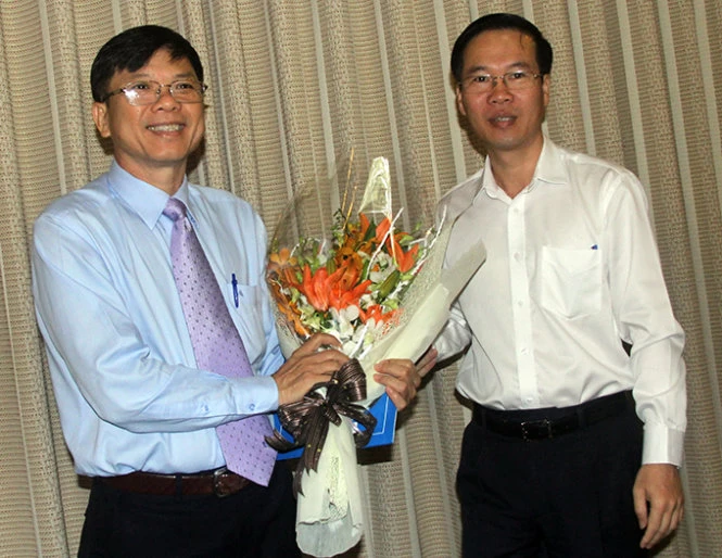 Ông Võ Văn Thưởng, Phó bí thư thường trực Thành ủy tặng hoa chúc mừng phó giáo sư-tiến sĩ Nguyễn Văn Trình - Ảnh: Quang Khải Ông Võ Văn Thưởng, phó bí thư thường trực Thành ủy tặng hoa chúc mừng phó giáo sư-tiến sĩ Nguyễn Văn Trình - Ảnh: Quang Khải
