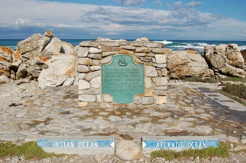 Khi đứng tại Cape Agulhas, bạn sẽ có cơ hội cùng lúc xuất hiện ở hai biển lớn: Ấn Độ Dương và Đại Tây Dương. 11-3156-1419846391.jpg