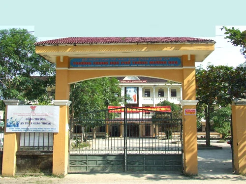 Say rượu, đột nhập trường học, chém thầy giáo thương tích ảnh 1 Trường THPT Mường Quạ- nơi xảy ra sự việc.