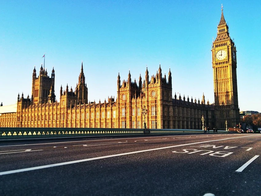 Hình ảnh những đường phố vắng lặng trong ngày đầu năm ảnh 1 Cung điện Westminster