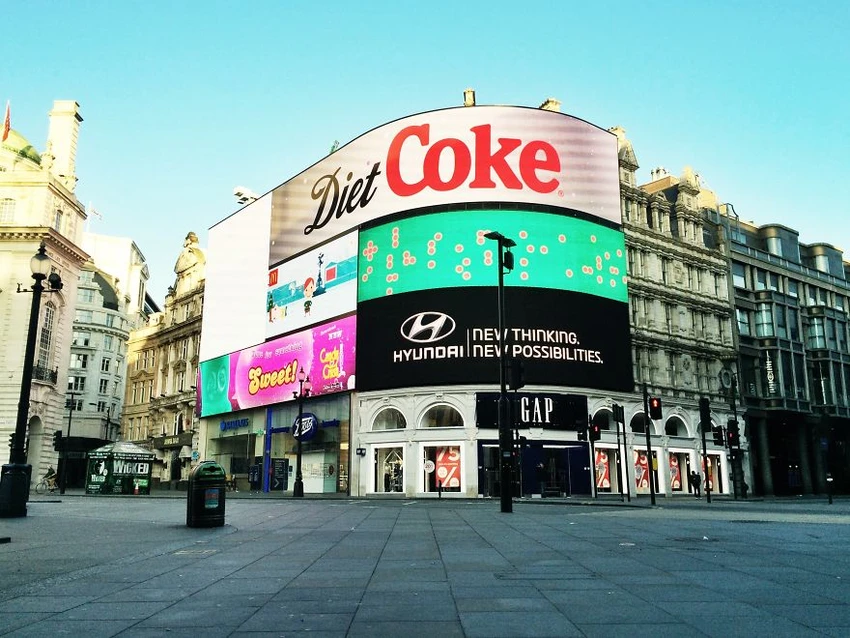 Hình ảnh những đường phố vắng lặng trong ngày đầu năm ảnh 2 Ngã tư Piccadilly Circus