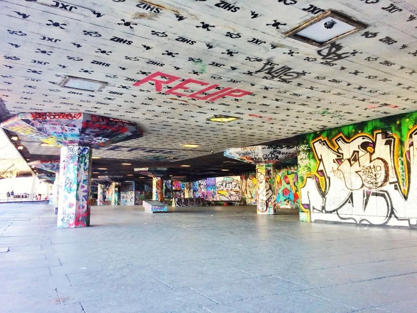Hình ảnh những đường phố vắng lặng trong ngày đầu năm ảnh 15 Sân trượt patin Southbank