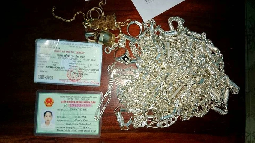 Nam sinh viên dùng dao cướp tiệm bạc giữa ban ngày ảnh 2 Số bạc và nữ trang vàng của chủ tiệm đeo trên người bị 1 SV cầm dao vào cướp