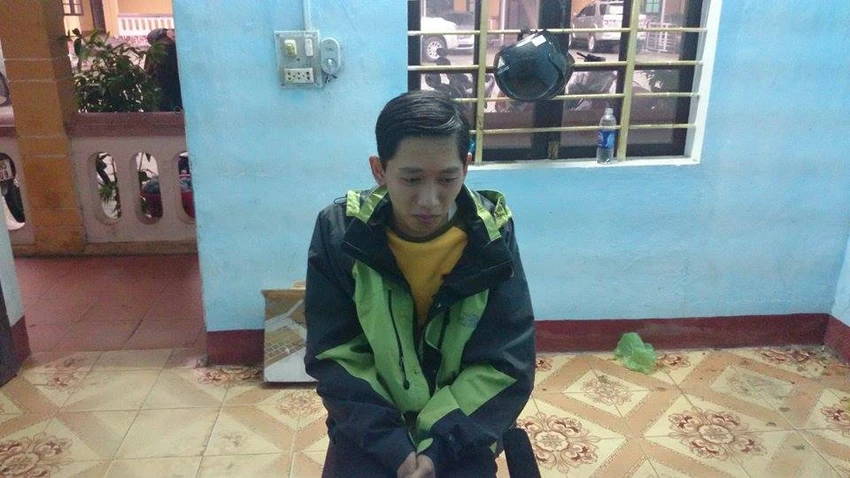Nam sinh viên dùng dao cướp tiệm bạc giữa ban ngày ảnh 3 Huy khúm núm, sợ sệt tại cơ quan công an.