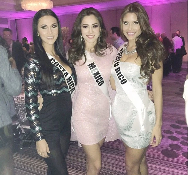 Trong khi đó, Hoa hậu Costa Rica - Karina Ramos (ngoài cùng bên trái) luôn bị phát hiện nói chuyện với bạn trai thông qua FaceTime trên điện thoại. Chuyện hậu trường ít người biết ở Hoa hậu Hoàn vũ