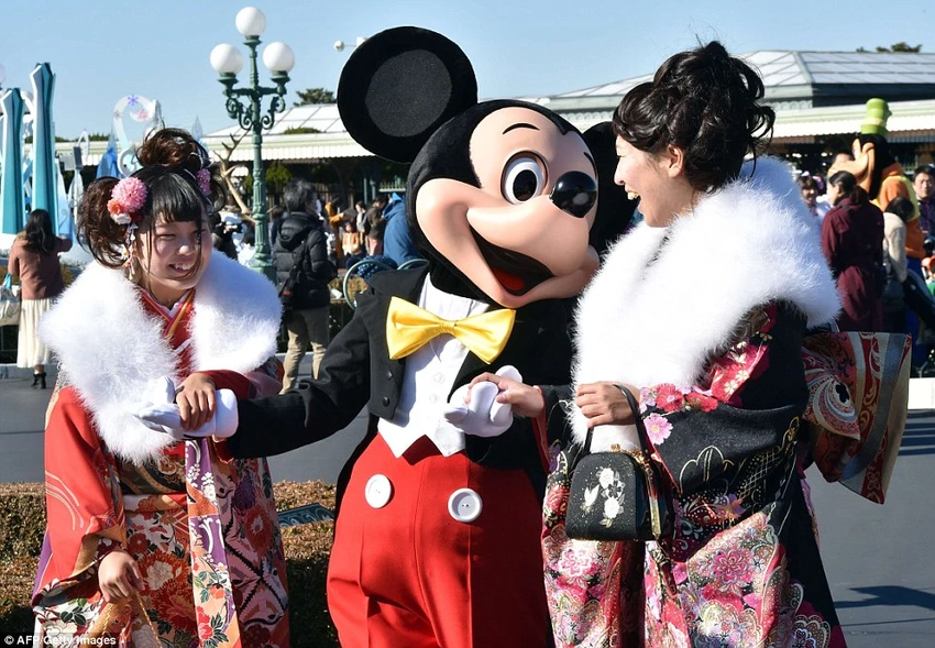 Chụp ảnh cùng Chuột Mickey