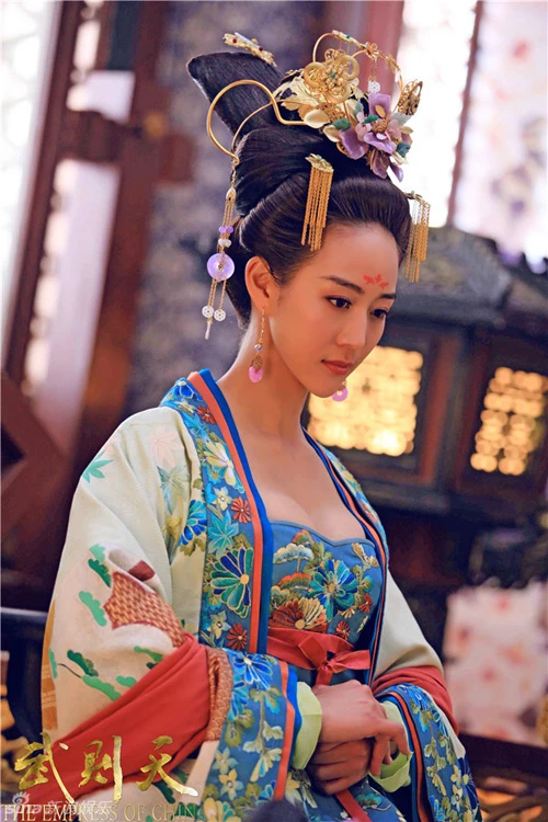 Sao Việt và hot girl đua nhau tạo hình Võ Tắc Thiên ảnh 7