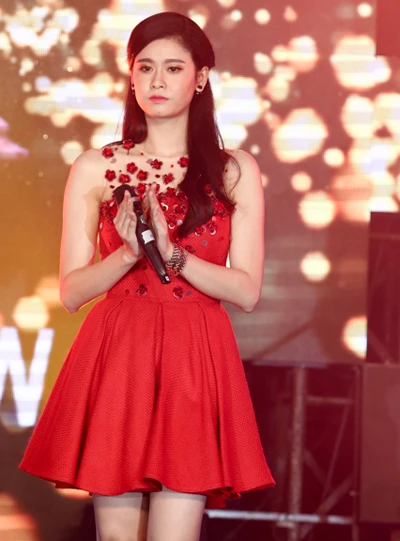 Cô biểu diễn tiết mục "Thì thầm mùa xuân" cùng đồng nghiệp nhưng gương mặt không chút biểu cảm. anh-4-9765-1421608672.jpg