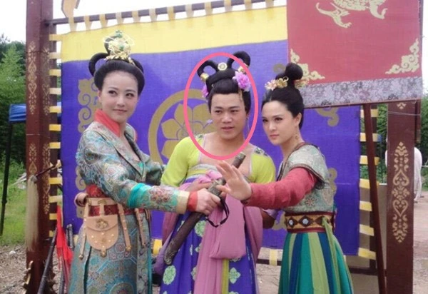 Được biết, anh này không phải cascadeur chuyên nghiệp mà chỉ là chủ ngựa. Tuy nhiên, do thường xuyên cho thuê ngựa và đóng thế nên khá nổi tiếng trong giới làm phim cổ trang. Được biết, anh này không phải cascadeur chuyên nghiệp mà chỉ là chủ ngựa. Tuy nhiên, do thường xuyên được thuê ngựa và đóng thế nên khá nổi tiếng trong giới làm phim cổ trang.