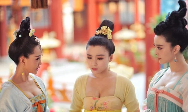 Diễn viên đóng vai Văn Nương là Vương Á Nam (giữa), cô gái được chú ý cách đây không lâu khi tiết lộ mình là người chuyên đóng thế cho Phạm Băng Băng (phải) kể từ bộ phim điện ảnhMột đêm vui bất ngờ. Diễn viên đóng vai Văn Nương là Vương Á Nam (giữa), cô gái được chú ý cách đây không lâu khi tiết lộ mình là người chuyên đóng thế cho Phạm Băng Băng (phải) kể từ bộ phim điện ảnh Một đêm vui bất ngờ.