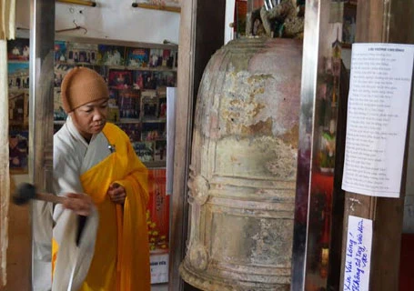 Phát hiện chuông cổ nặng 2 tạ trên cánh đồng ảnh 3 Quai của chuông là hình hai con rồng, bốn chân chụm vào nhau giống hình búp sen.