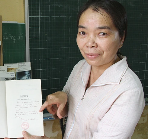 Cô Lao Thị Tư (giáo viên Trường tiểu học Trưng Vương, Sa Đéc) giới thiệu những quyển sách của M.Duras do người thân của nữ văn sĩ tặng - Ảnh: V.Tr. Cô Lao Thị Tư (giáo viên Trường tiểu học Trưng Vương, Sa Đéc) giới thiệu những quyển sách của M.Duras do người thân của nữ văn sĩ tặng - Ảnh: V.Tr.