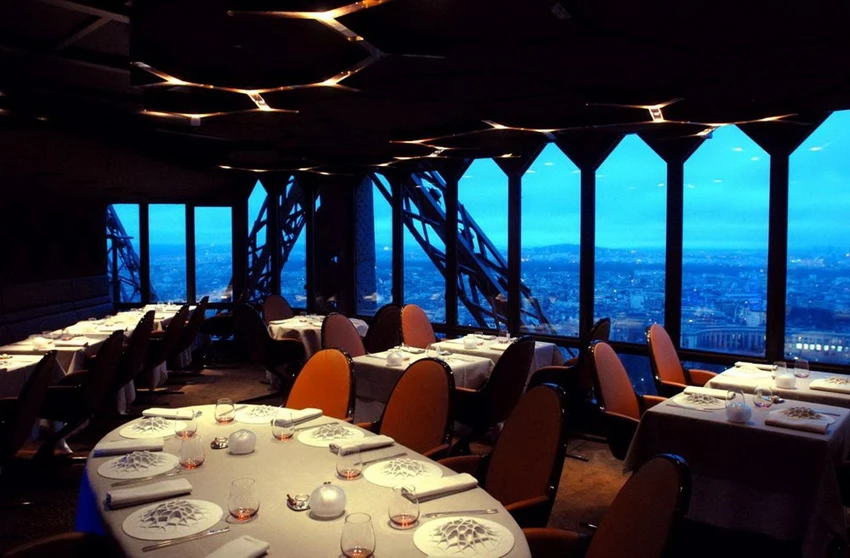 Le Jules Verne, Paris, Pháp. (Nguồn: Bloomberg News)