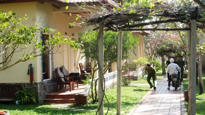 Lực lượng công an khám nghiệm hiện trường - ẢNH: NG.NAM Lực lượng công an khám nghiệm hiện trường - ẢNH: NG.NAM