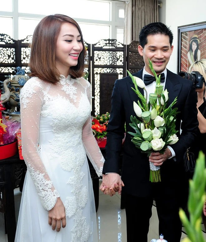 Ông xã của Ngân Khánh là Đỗ Thiếu Quân - một doanh nhân trẻ, hoạt động trong lĩnh vực tài chính. Anh sinh ra và lớn lên ở Hà Lan, mới về TP HCM lập nghiệp được vài năm nay. Ngân Khánh và ông xã Việt kiều hôn say đắm tại lễ rước dâu