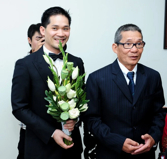 Đây cũng là lần đầu tiên ông xã của Ngân Khánh lộ diện trên truyền thông. Mặc dù đã yêu nhau gần hai năm nhưng chưa một lần hình ảnh ông xã của nữ diễn viênMỹ nhân Sài thànhlọt vào ống kính nhiếp ảnh. Ngân Khánh và ông xã Việt kiều hôn say đắm tại lễ rước dâu