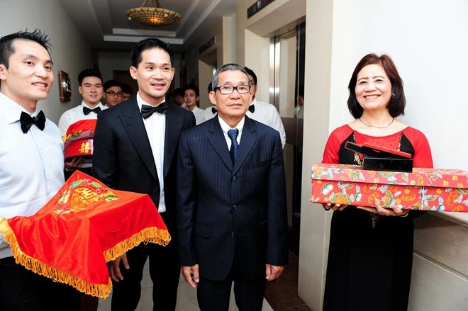 Bố mẹ chồng của Ngân Khánh từ Hà Lan về Việt Nam khoảng một tuần nay để làm thủ tục cưới vợ cho con trai trên mảnh đất quê hương. Hai ông bà đều là người Việt nhưng định cư ở xứ sở hoa tulip vài chục năm nay. Ngân Khánh và ông xã Việt kiều hôn say đắm tại lễ rước dâu