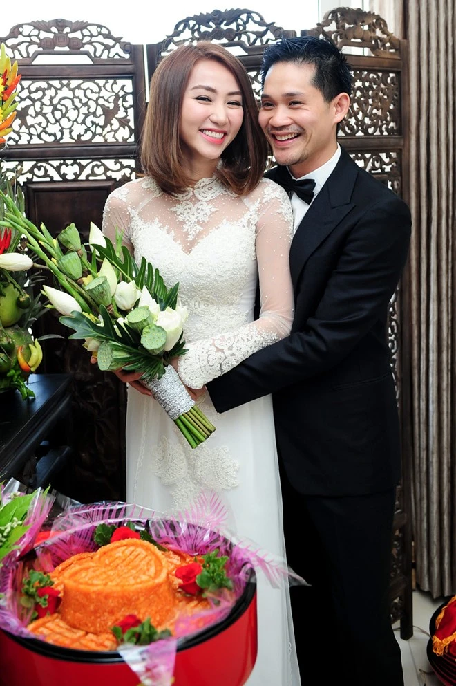 Ngân Khánh và ông xã quấn quýt không rời trong lễ xin dâu. Ngân Khánh và ông xã Việt kiều hôn say đắm tại lễ rước dâu