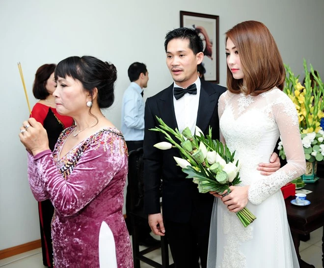 Nữ diễn viên xúc động trong ngày trọng đại. Ngân Khánh và ông xã Việt kiều hôn say đắm tại lễ rước dâu