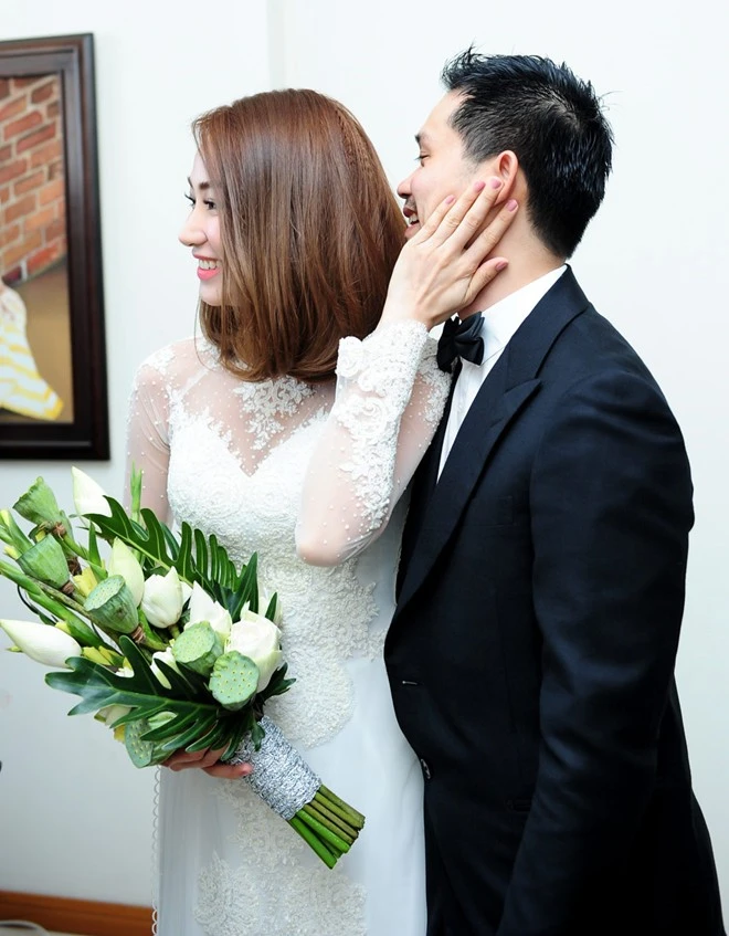 Nói về ý tưởng đám cưới được tổ chức theo phong cách từ những năm 1950, Ngân Khánh cho biết thêm gia đình nhà chồng là những người yêu văn hóa Việt vì thế họ muốn tái hiện không gian xưa cũ của Sài Gòn trong đám cưới của con trai. Ngân Khánh và ông xã Việt kiều hôn say đắm tại lễ rước dâu