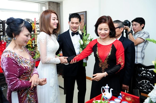 Nữ diễn viên nổi tiếng rất được lòng bố mẹ chồng. Cô từng chia sẻ, dù sống ở nước ngoài nhưng gia đình ông xã vẫn giữ thói quen sinh hoạt, văn hóa của người Việt khiến cô hài lòng. Ngân Khánh và ông xã Việt kiều hôn say đắm tại lễ rước dâu