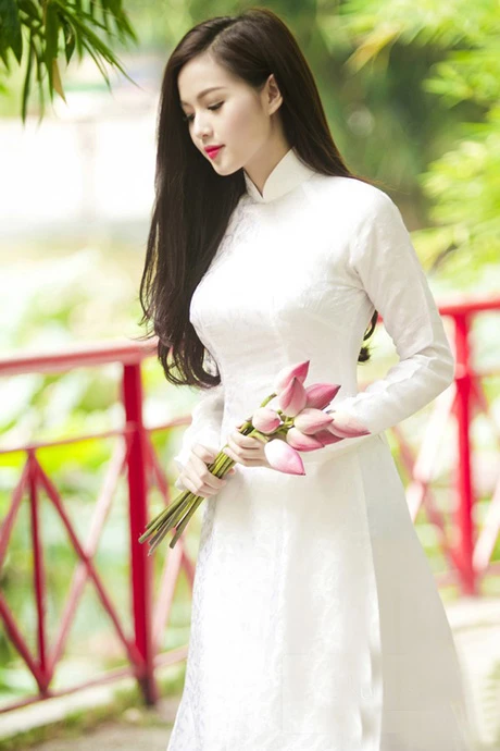 Hot girl gốc Hà Nội đẹp nền nã trong tà áo dài
