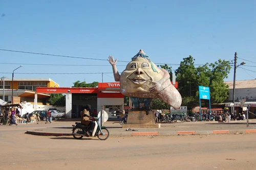 Chiếc bánh này cũng được Oddee xếp vào danh sách xấu xí, nó nằm tại Burkina Faso, Tây Phi. 2-1813-1423192750.jpg