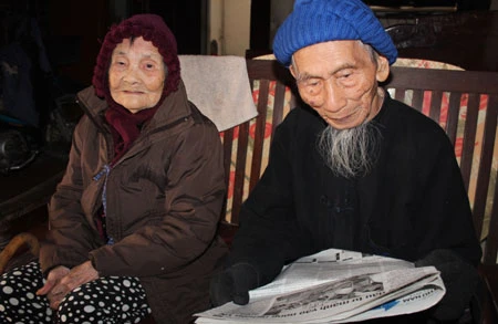 Mối tình vượt thời gian của 'đôi tình nhân' cao tuổi nhất châu Á ảnh 2 Dù đã 106 nhưng cụ Cao Viễn vẫn còn có thể đọc báo, làm thơ, viết nhật ký mỗi ngày