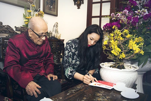 Ông dặn dò người đẹp phải luôn ý thức được trách nhiệm, nghĩa vụ cũng như tích cực tham gia các hoạt động xã hội, quảng bá hình ảnh đất nước và trau dồi thêm kiến thức. KyDuyen1-4899-1424765566.jpg