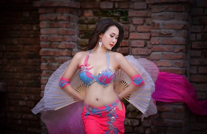 "Múa bụng mang đến cho chúng ta sự uyển chuyển, mềm mại trong từng động tác. Không những vậy bộ môn nghệ thuật này còn giúp cho người tập có được một thân hình cân đối, sức khỏedẻo dai”, Dư Ngân chia sẻ những lợi ích múa bụng mang lại. Thân hình nóng bỏng của cô giáo 9X dạy múa bụng