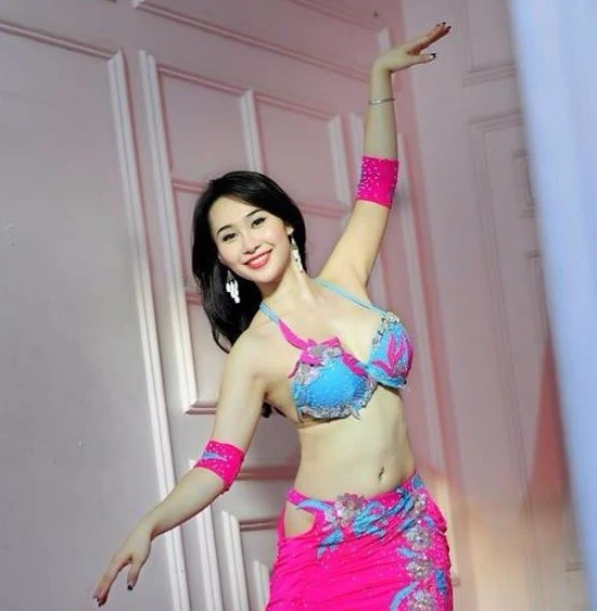 Khi mới bắt đầu làm quen với múa bụng, Dư Ngân không gặp quá nhiều khó khăn. "Bởi lẽ mình đã quá đam mê với nó. Từ nhỏ, mình cũng từng học múa nên quá trình tiếp cận cũng dễ dàng hơn", 9X bày tỏ. Thân hình nóng bỏng của cô giáo 9X dạy múa bụng