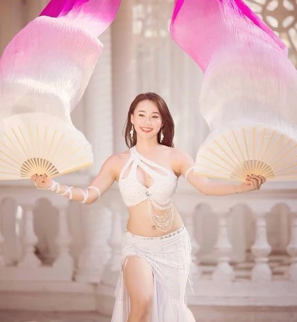 Sở hữu thân hình nóng bỏng nên Dư Ngân luôn được mọi người quan tâm trong mỗi bức ảnh. Trước đó, cô gây chú ý trên mạng với bộ ảnh trong trang phục múa bụng với bạn bè bên sông Hồng, Hà Nội. Hiện Ngân cũng trực tiếp giảng dạy một số bộ môn như belly dance, ballet, múa dân gian đương đại, lớp dành cho trẻ em... Thân hình nóng bỏng của cô giáo 9X dạy múa bụng