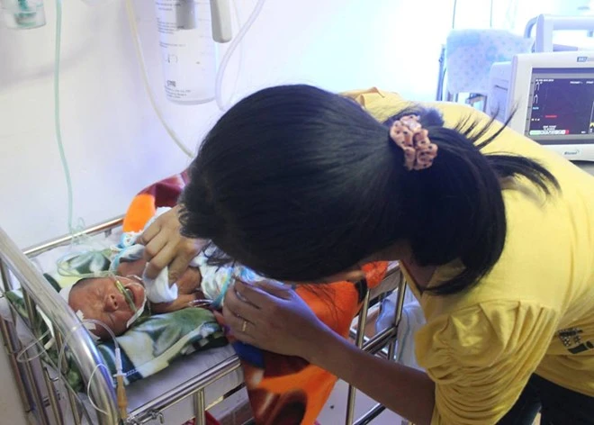 Sau hơn 20 ngày điều trị, tình trạng sức khỏe của cháu Bé đã có nhiều chuyển biến. Trước đó cháu bị đẻ rơi trong nhà vệ sinh. Sau hơn 20 ngày điều trị, tình trạng sức khỏe của cháu Bé đã có nhiều chuyển biến. Trước đó cháu bị đẻ rơi tỏng nhà vệ sinh.