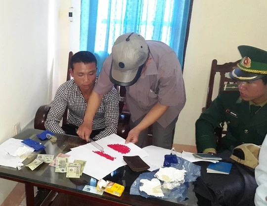 Đậu Xuân Cường cùng tang vật tại cơ quan điều tra