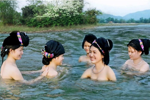 Những cô gái Thái tắm tiên bên dòng suối ở vùng cao Tây Bắc. Ảnh:readzo tamtien-9775-1424855797.jpg