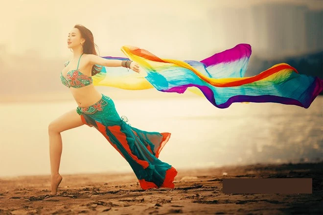 Đối với cô giáo 9X, múa bụng không chỉ là niềm đam mê riêng cho bản thân, mà cô muốn giới trẻ biết đến và tham gia nhiều hơn với môn nghệ thuật này. Thân hình nóng bỏng của cô giáo 9X dạy múa bụng