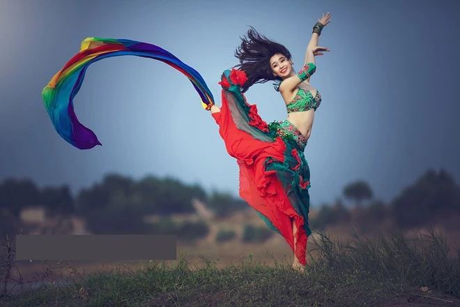 Bức ảnh ấn tượng của Dư Ngân trong trang phục múa bụng. Thân hình nóng bỏng của cô giáo 9X dạy múa bụng