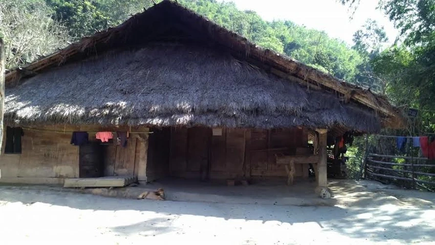Trưởng bản Thào A Thái đang kể về hủ tục làm ma của người H’Mông