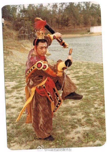 Hạng Hán trong vai Hoàng Sư tinh (tập 23) lộ mặt thật, ông còn đóng nhiều vai khác trong phim. Ảnh hậu trường quý của 'Tây du ký' 1982 (phần 2)